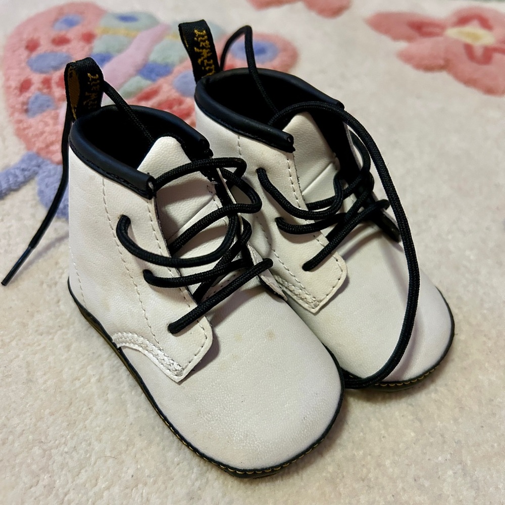 Baby Doc Martens🥹 Dr. Martens 1460 Crib Shoe, size 4, excellent condition